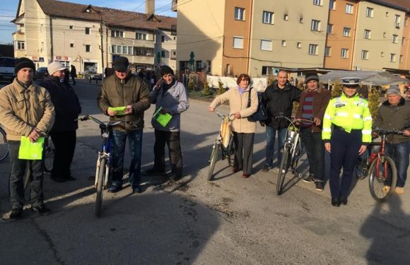 PRIMĂRIA SEINI ÎN PARTENERIAT CU POLIȚIA RUTIERĂ DIN ORAȘUL SEINI, AU DISTRIBUIT VESTE REFLECTORIZANTE TUTUROR BICICLIȘTILOR, PARTICIPANȚI LA TRAFICUL RUTIER – FEBRUARIE 2019